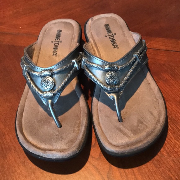 Minnetonka gray metallic leather thong sandals shoes size 6M - Picture 3 of 12